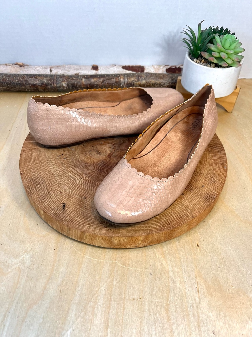 Vionic Julieta Tan Scalloped Leather Ballet Flats Size 8 - Picture 3 of 12